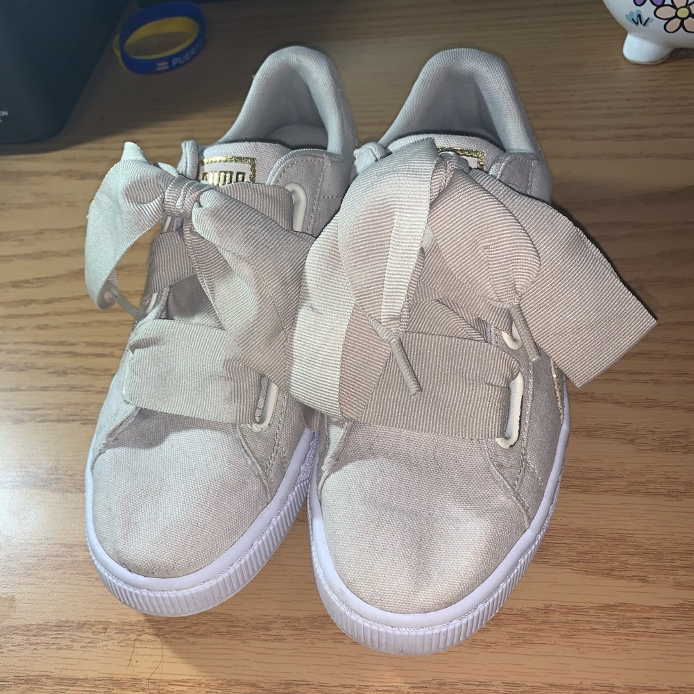 Beige Pumas